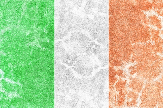 Bandiera dell'Irlanda dipinta su una vecchia superficie del muro di cemento