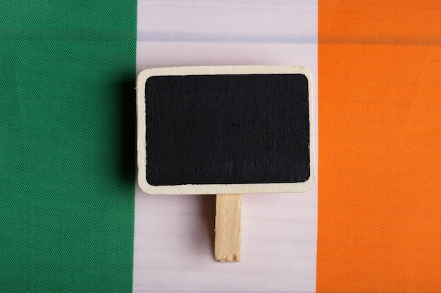 Bandiera dell'Irlanda e lavagna vuota Copia spazio