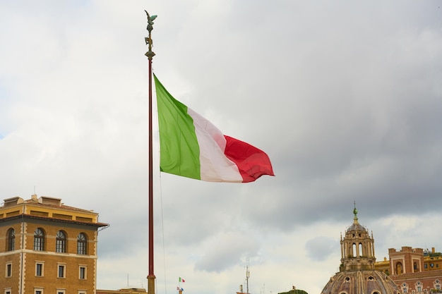 Bandiera dell'Italia contro un cielo nuvoloso