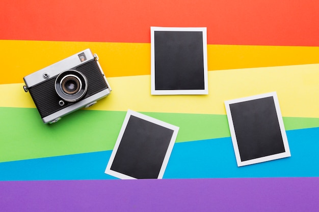 Bandiera dell'orgoglio arcobaleno con macchina da presa e foto