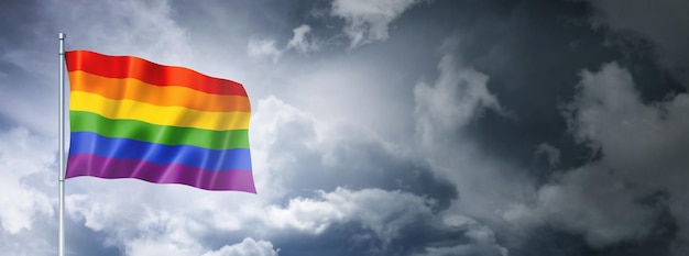 Bandiera dell'orgoglio gay arcobaleno su un cielo nuvoloso