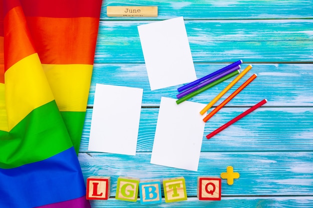 Bandiera dell'orgoglio gay sulla tavola di legno