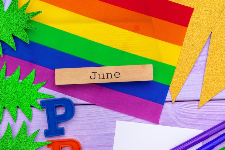Foto bandiera dell'orgoglio gay sulla tavola di legno