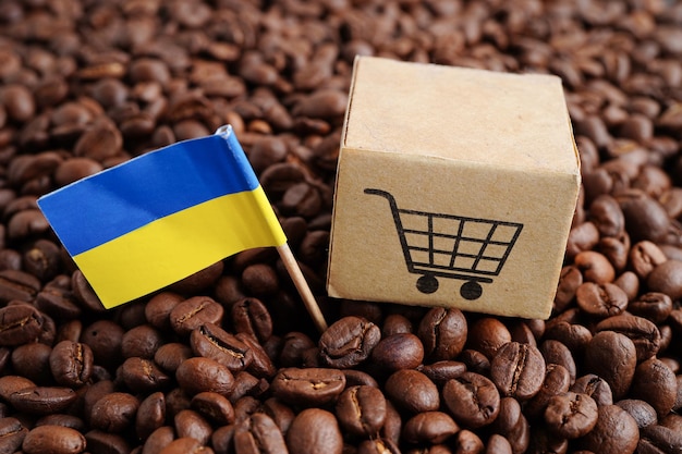 Bandiera dell'Ucraina con carrello della spesa su chicchi di caffè acquisti online per l'esportazione o l'importazione di prodotti alimentari