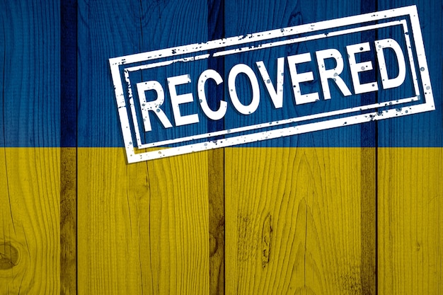 Bandiera dell'Ucraina sopravvissuta o guarita dalle infezioni dell'epidemia di virus corona o coronavirus. Bandiera grunge con timbro Recuperato