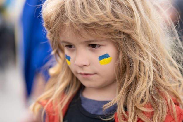 Bandiera dell'Ucraina sulla guancia dei bambini Supporto mondiale con l'Ucraina