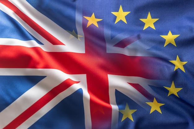 Bandiera dell'UE e del Regno Unito al vento.