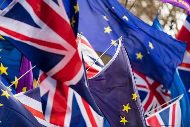 Bandiera dell'Unione Europea e della British Union Jack che sventolano insieme Un simbolo del referendum sull'UE sulla Brexit