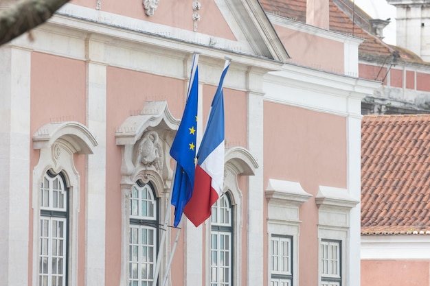 Bandiera dell'unione europea e della francia presso l'ambasciata di francia