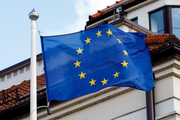 Bandiera dell'Unione europea sullo sfondo di una classica casa europea