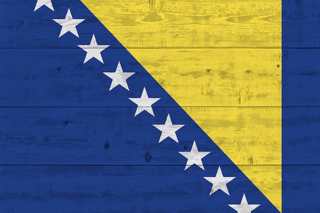 Bandiera della Bosnia ed Erzegovina dipinta su tavola di legno vecchio