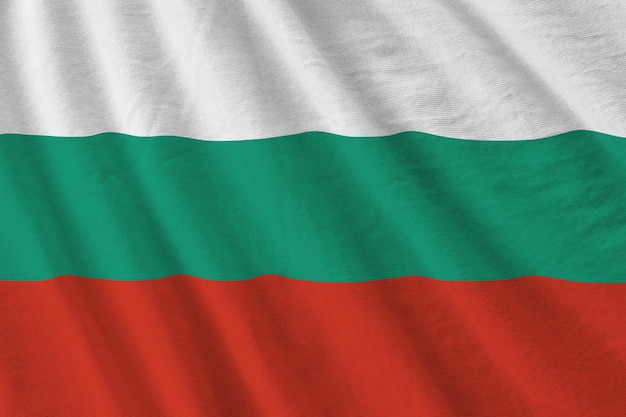 Bandiera della Bulgaria con grandi pieghe che ondeggiano da vicino sotto la luce dello studio all'interno I simboli e i colori ufficiali nel banner