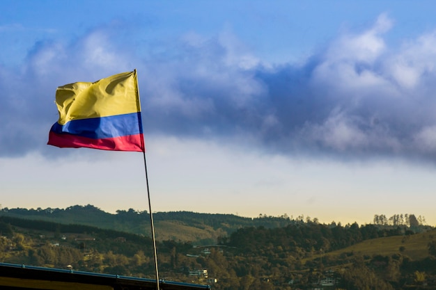 bandiera della colombia in un bellissimo paesaggio con montagne