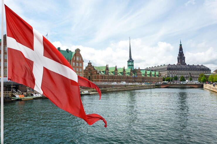 Bandiera della Danimarca sullo sfondo del centro storico di Copenaghen
