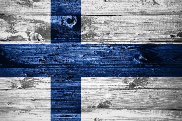 Bandiera della Finlandia su sfondo di assi di legno