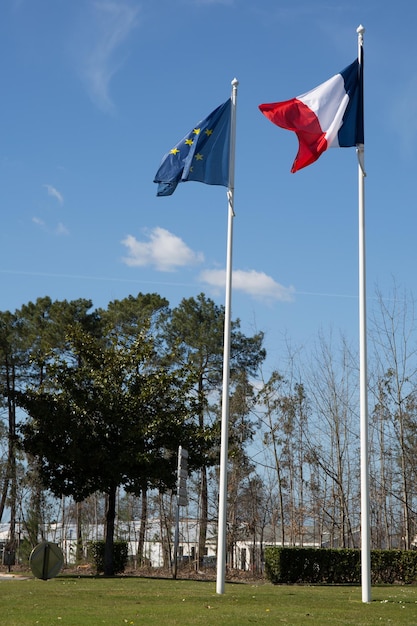 Bandiera della Francia e bandiere dell'Unione europea su un cielo blu