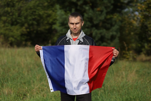 Bandiera della Francia nelle mani di un uomo