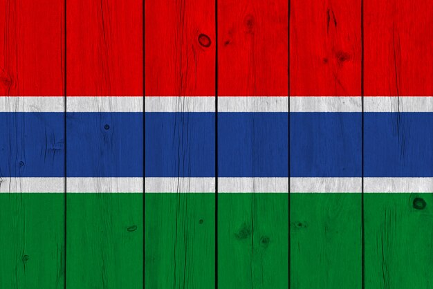 Bandiera della Gambia dipinta su vecchia plancia di legno