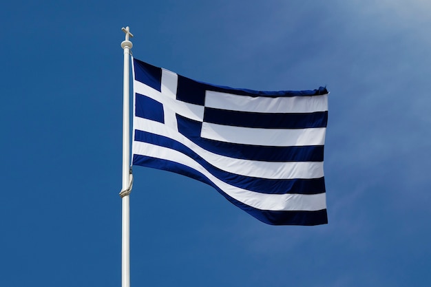 Bandiera della Grecia sul cielo blu