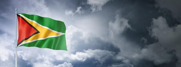 Bandiera della Guyana su un cielo nuvoloso