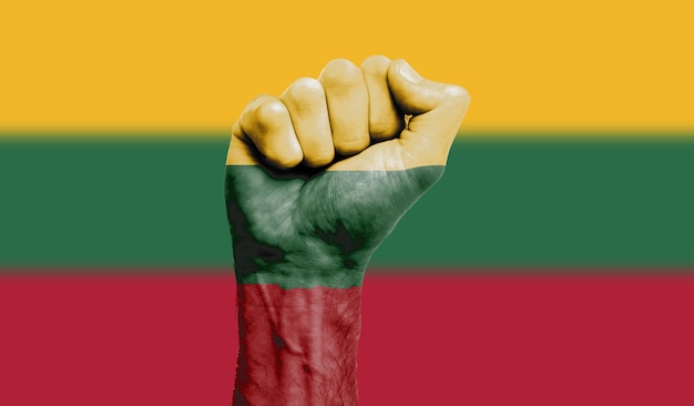 Bandiera della Lituania dipinta su un concetto di protesta della forza del pugno chiuso