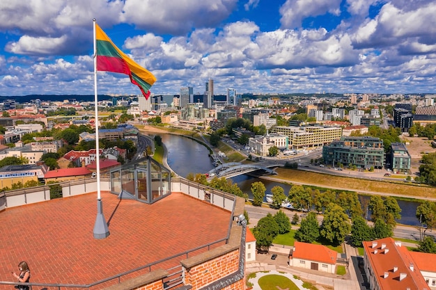 Bandiera della Lituania sulla città vecchia di Vilnius.