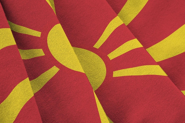 Bandiera della Macedonia con grandi pieghe che ondeggiano da vicino sotto la luce dello studio all'interno I simboli e i colori ufficiali nel banner