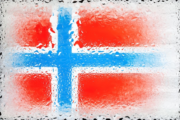 Bandiera della Norvegia Bandiera della Norvegia sullo sfondo di gocce d'acqua Bandiera con gocce di pioggia Spruzzi sul vetro