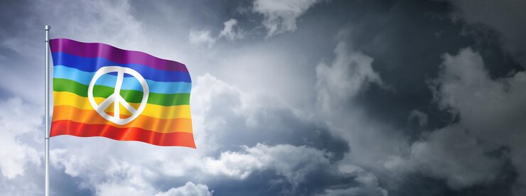 Bandiera della pace arcobaleno su un cielo nuvoloso