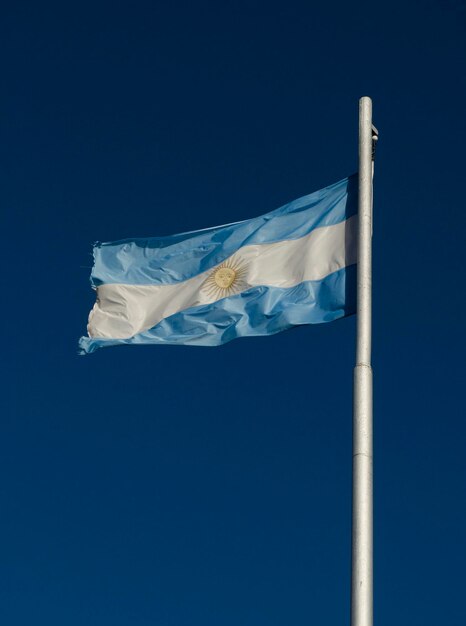Bandiera della Repubblica argentina sventolata al vento sul suo albero simbolo di patriottismo e appartenenza al paese argentino