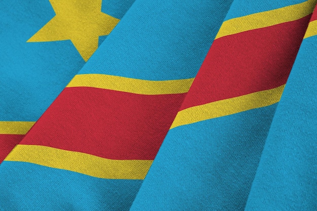 Bandiera della Repubblica Democratica del Congo con grandi pieghe che sventolano da vicino sotto la luce dello studio all'interno I simboli e i colori ufficiali nel banner