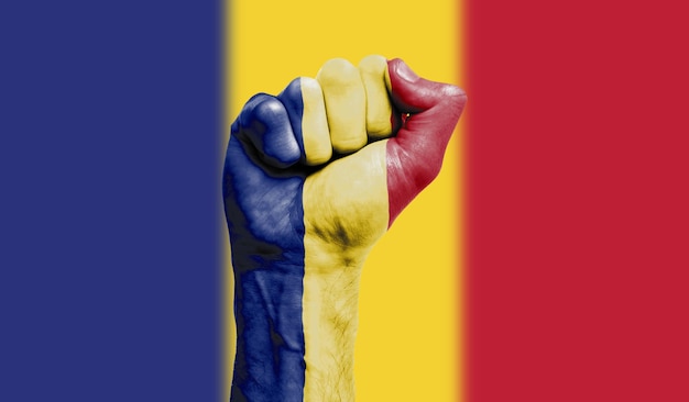 Bandiera della Romania dipinta su un concetto di protesta della forza del pugno chiuso