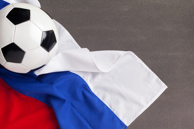 Bandiera della Russia con pallone da calcio