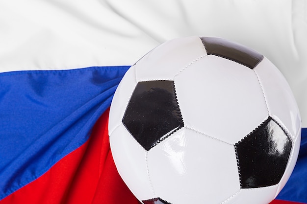Bandiera della Russia con pallone da calcio