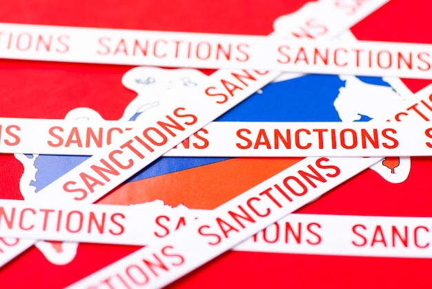 Bandiera della Russia ricoperta di strisce bianche con iscrizione Sanzioni Concetto di sanzioni finanziarie dell'UE e degli Stati Uniti contro l'aggressione russa sul territorio ucraino