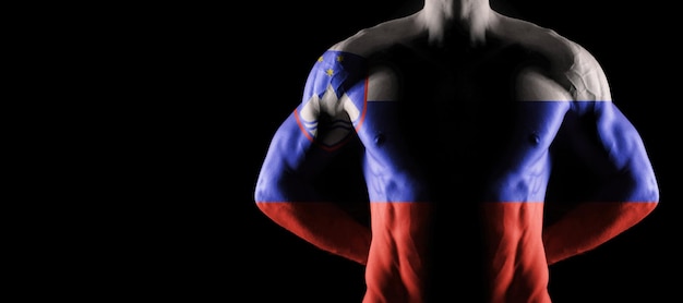 Bandiera della Slovenia sul torso muscoloso maschile con addominali, sfondo nero