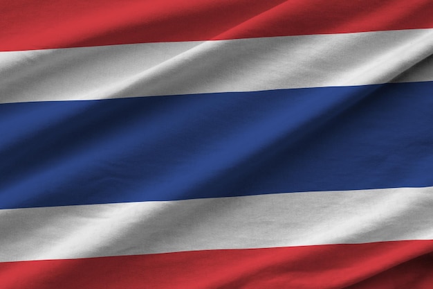 Bandiera della Thailandia con grandi pieghe che ondeggiano da vicino sotto la luce dello studio all'interno I simboli e i colori ufficiali nel banner
