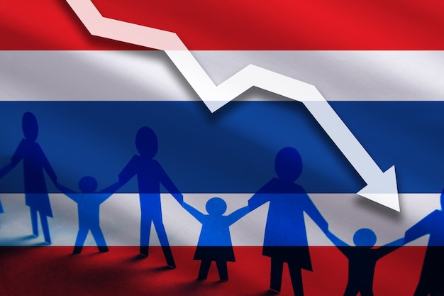 Bandiera della Thailandia sullo sfondo del grafico a freccia verso il basso Diminuzione del numero degli stupri di campagna