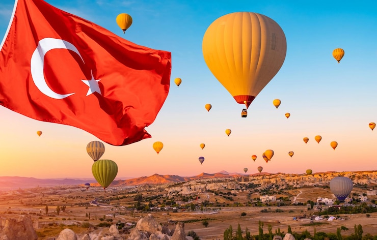 Foto bandiera della turchia contro mongolfiere nel cielo della cappadocia turchia