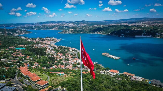 Bandiera della Turchia nel Bosforo di Istanbul