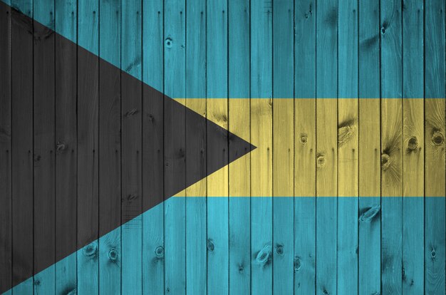Bandiera delle Bahamas raffigurata in colori vivaci della vernice sulla vecchia parete di legno. Banner con texture