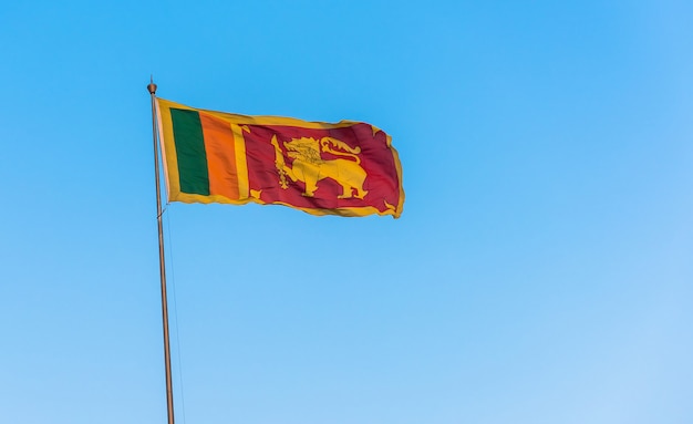 Bandiera dello Sri Lanka su cielo blu