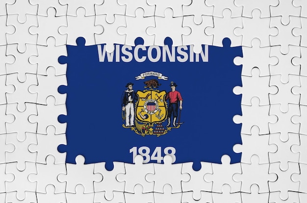 Bandiera dello stato degli Stati Uniti del Wisconsin in cornice di pezzi di puzzle bianchi con parte centrale mancante