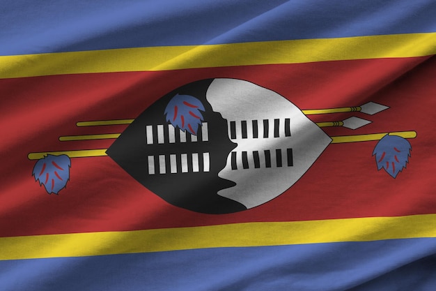 Bandiera dello Swaziland con grandi pieghe che ondeggiano da vicino sotto la luce dello studio all'interno dei simboli ufficiali an