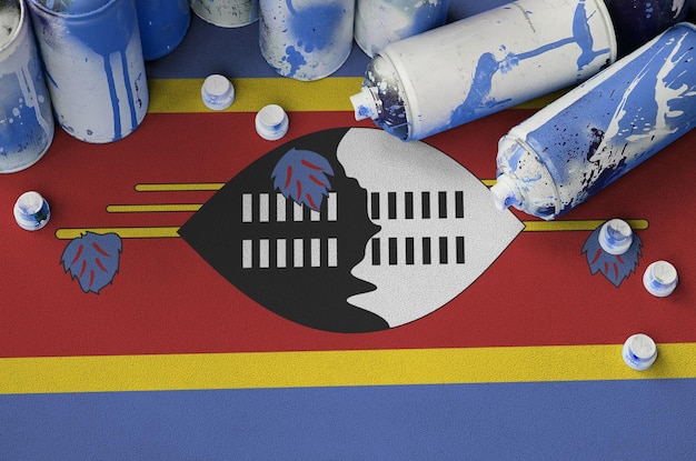 Bandiera dello Swaziland e poche bombolette spray aerosol utilizzate per la pittura di graffiti Concetto di cultura dell'arte di strada