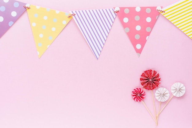 Bandiera di carta colorata con ventaglio di carta rossa e bianca su sfondo rosa per la decorazione del partito