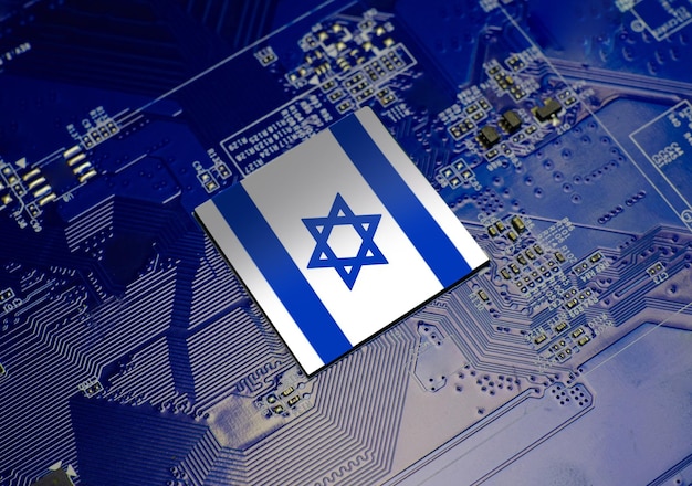 Bandiera di Israele sul circuito elettronico del computer con chipset operativo della CPU