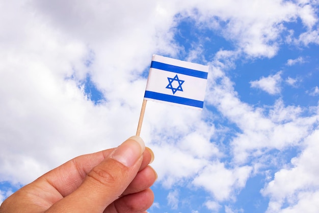 Bandiera di Israele sullo sfondo del cielo blu