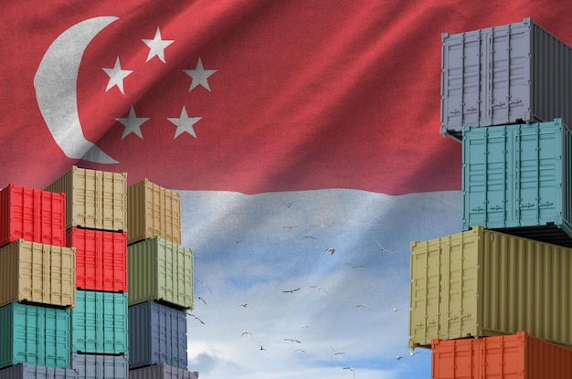 Bandiera di Singapore e grande pila di container di carico marittimo nelle banchine con sfondo celeste