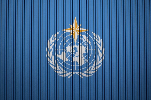 Bandiera dipinta dell&#39;Organizzazione meteorologica mondiale su un muro di cemento